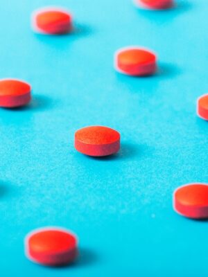 pildoras-rojas-redondas-sobre-fondo-azul-1.jpg